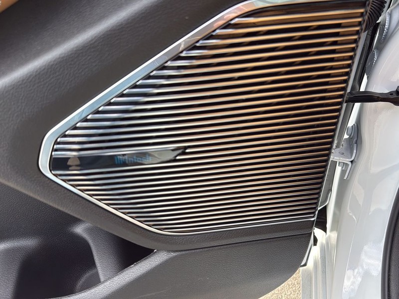 Jeep Grand Cherokee Vehicle Full-screen Gallery Image 9