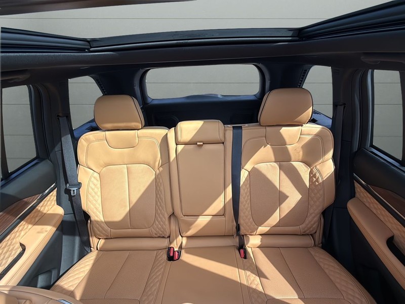 Jeep Grand Cherokee Vehicle Full-screen Gallery Image 11