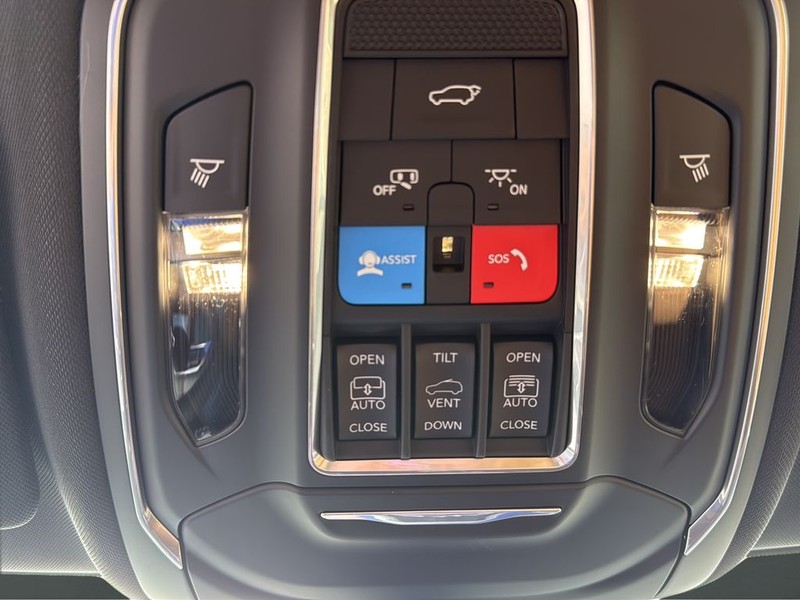 Jeep Grand Cherokee Vehicle Full-screen Gallery Image 12