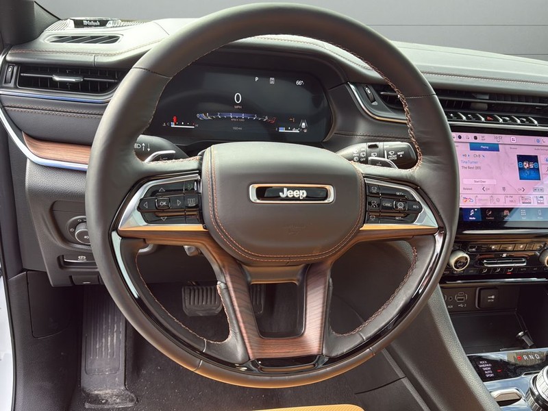 Jeep Grand Cherokee Vehicle Full-screen Gallery Image 13