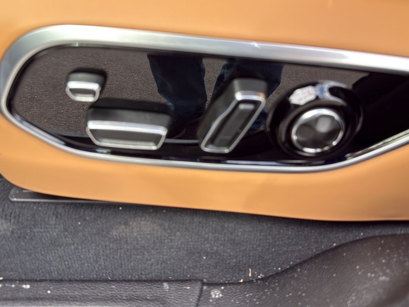 Jeep Grand Cherokee Vehicle Full-screen Gallery Image 14