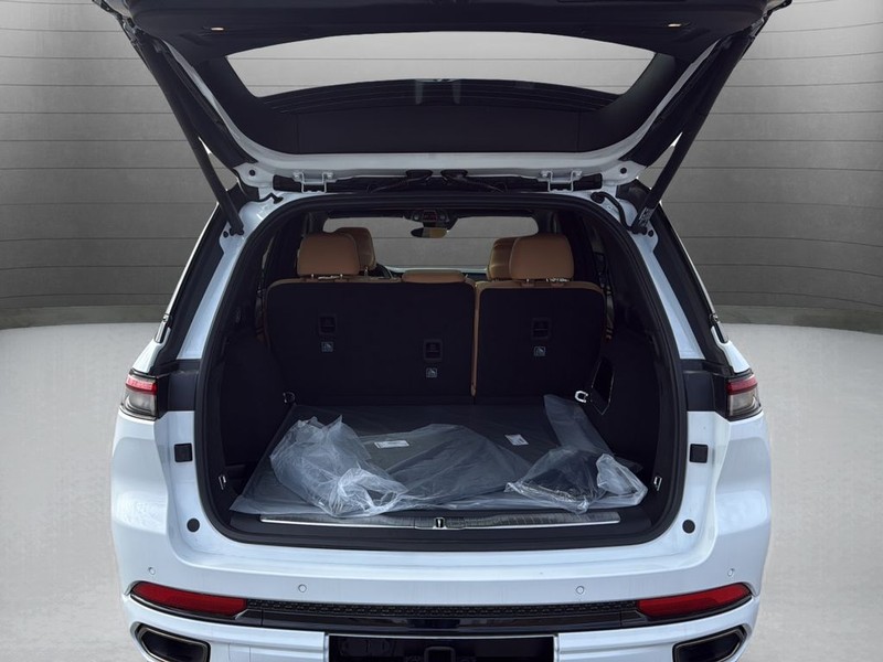 Jeep Grand Cherokee Vehicle Full-screen Gallery Image 15