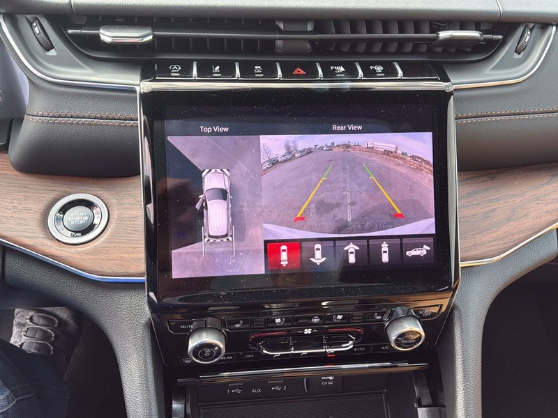 Jeep Grand Cherokee Vehicle Full-screen Gallery Image 16