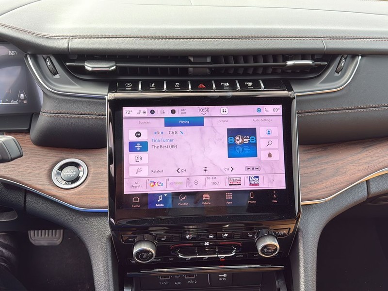 Jeep Grand Cherokee Vehicle Full-screen Gallery Image 17