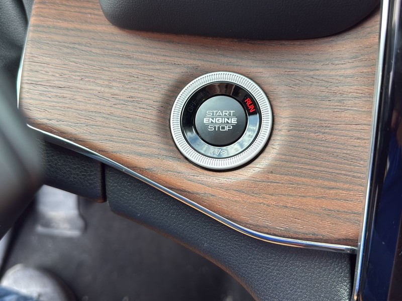 Jeep Grand Cherokee Vehicle Full-screen Gallery Image 19