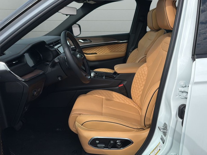 Jeep Grand Cherokee Vehicle Full-screen Gallery Image 20