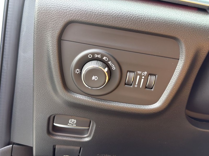 Jeep Grand Cherokee Vehicle Full-screen Gallery Image 21