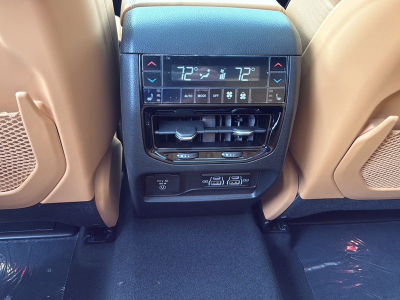 Jeep Grand Cherokee Vehicle Full-screen Gallery Image 23