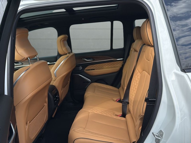 Jeep Grand Cherokee Vehicle Full-screen Gallery Image 24