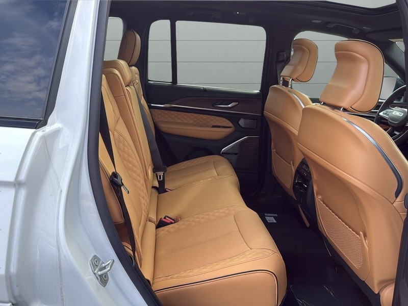 Jeep Grand Cherokee Vehicle Full-screen Gallery Image 27