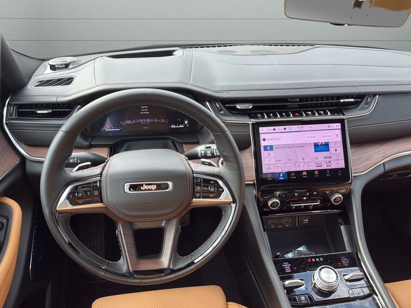 Jeep Grand Cherokee Vehicle Full-screen Gallery Image 28