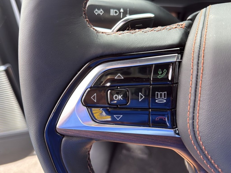 Jeep Grand Cherokee Vehicle Full-screen Gallery Image 30