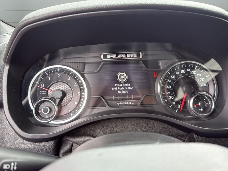 Ram 1500 Vehicle Full-screen Gallery Image 13