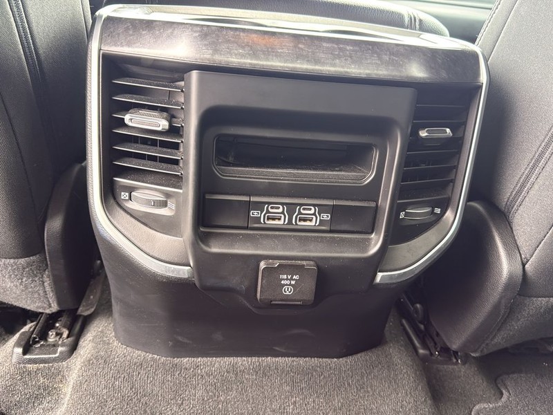 Ram 1500 Vehicle Full-screen Gallery Image 17