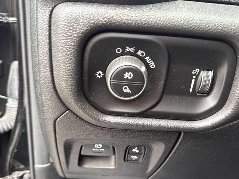 Ram 1500 Vehicle Full-screen Gallery Image 18