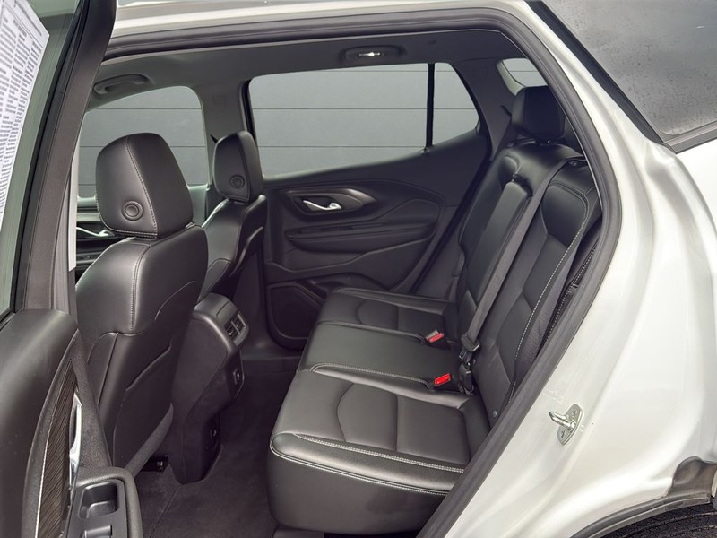 GMC Terrain Vehicle Full-screen Gallery Image 16