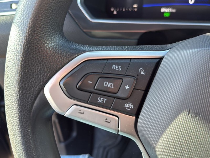 Volkswagen Tiguan Vehicle Full-screen Gallery Image 9