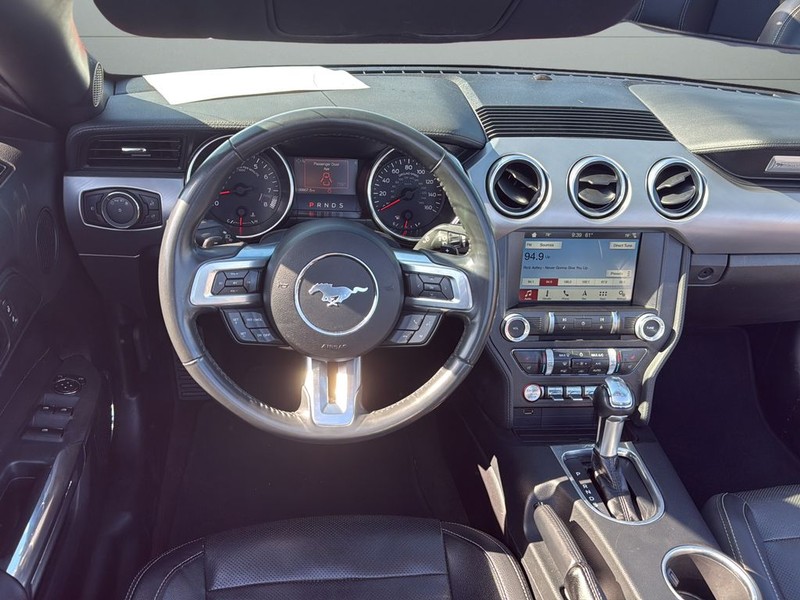Ford Mustang Vehicle Full-screen Gallery Image 13