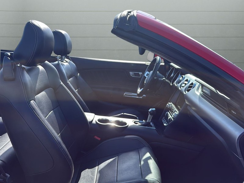 Ford Mustang Vehicle Full-screen Gallery Image 16