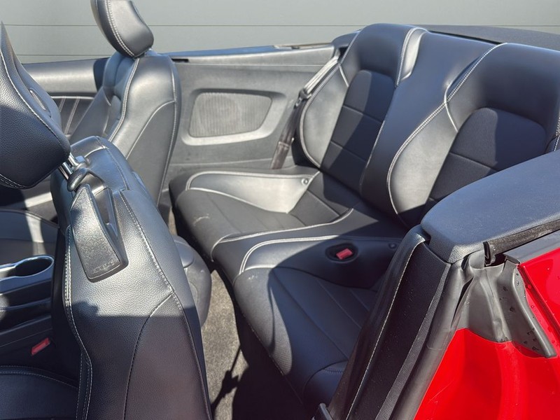Ford Mustang Vehicle Full-screen Gallery Image 17