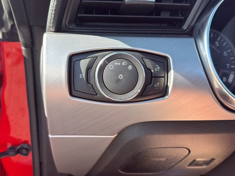 Ford Mustang Vehicle Full-screen Gallery Image 18