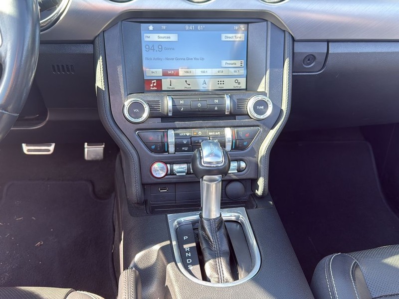 Ford Mustang Vehicle Full-screen Gallery Image 22
