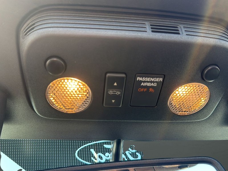 Ford Mustang Vehicle Full-screen Gallery Image 25