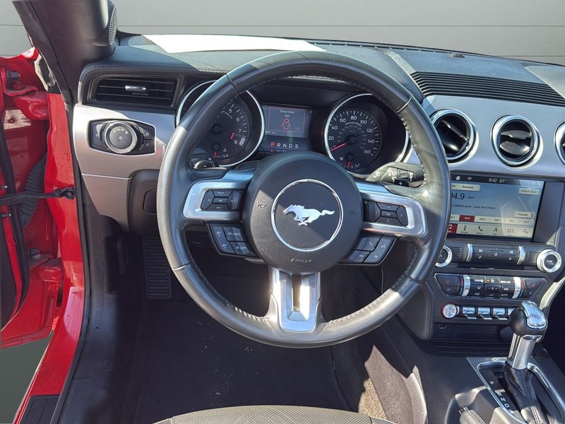 Ford Mustang Vehicle Full-screen Gallery Image 28