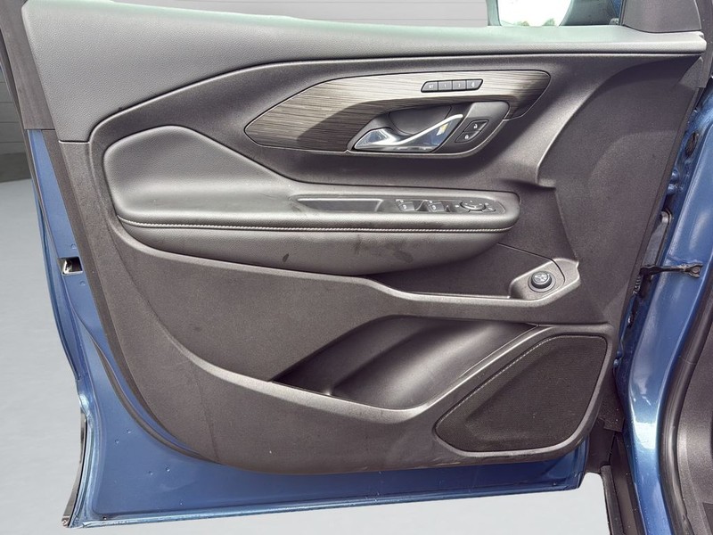 GMC Terrain Vehicle Full-screen Gallery Image 11