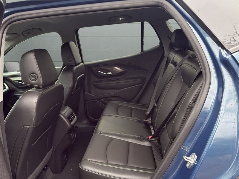 GMC Terrain Vehicle Full-screen Gallery Image 16