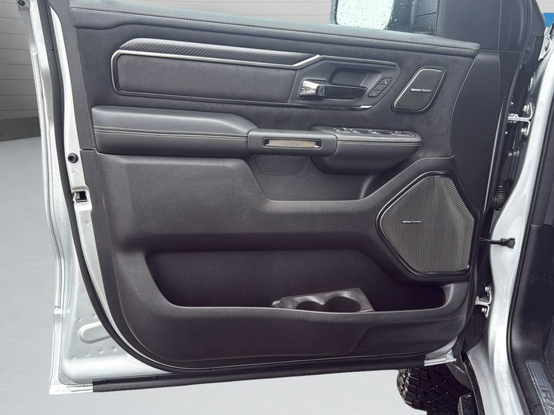 Ram 1500 Vehicle Full-screen Gallery Image 11