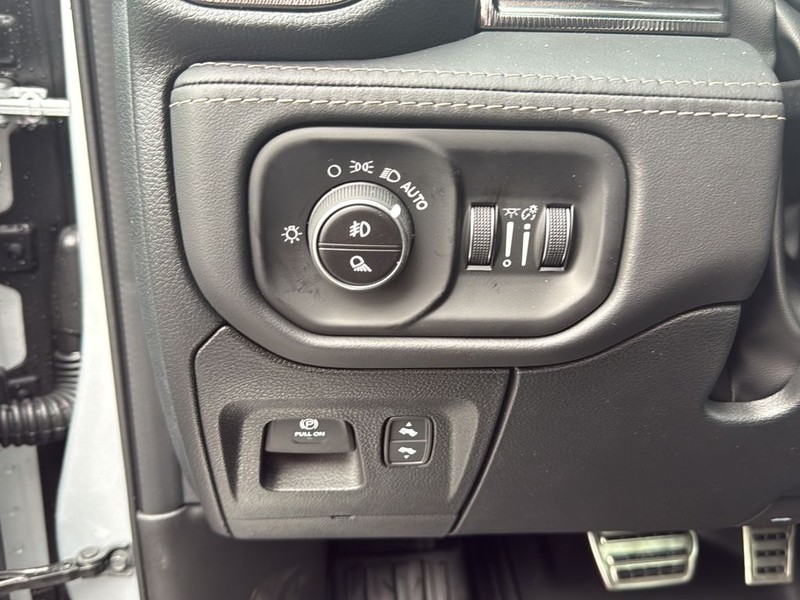 Ram 1500 Vehicle Full-screen Gallery Image 19