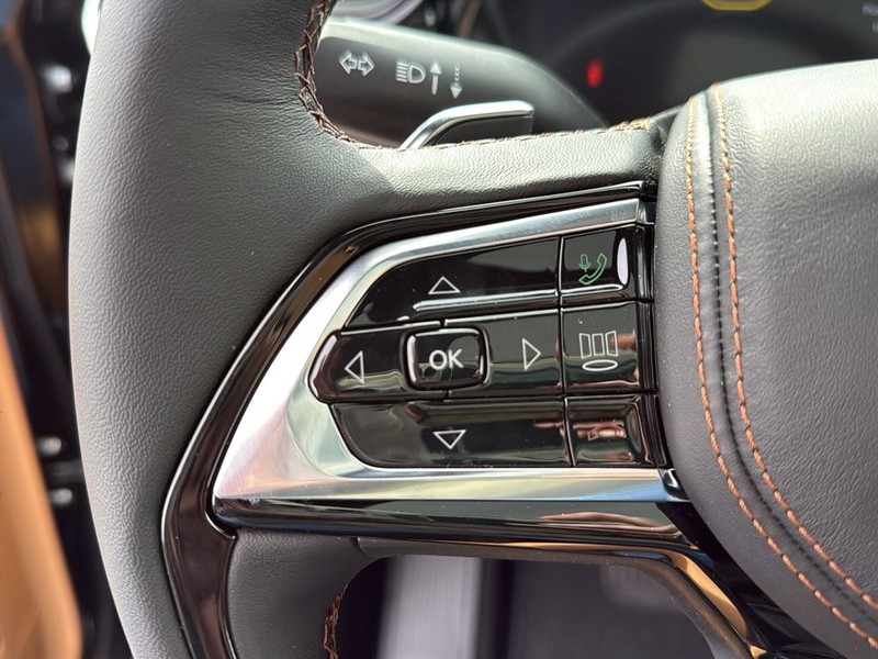 Jeep Grand Cherokee Vehicle Full-screen Gallery Image 9