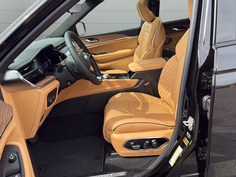 Jeep Grand Cherokee Vehicle Full-screen Gallery Image 10