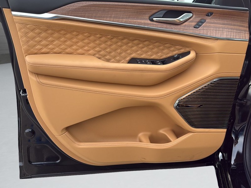 Jeep Grand Cherokee Vehicle Full-screen Gallery Image 11