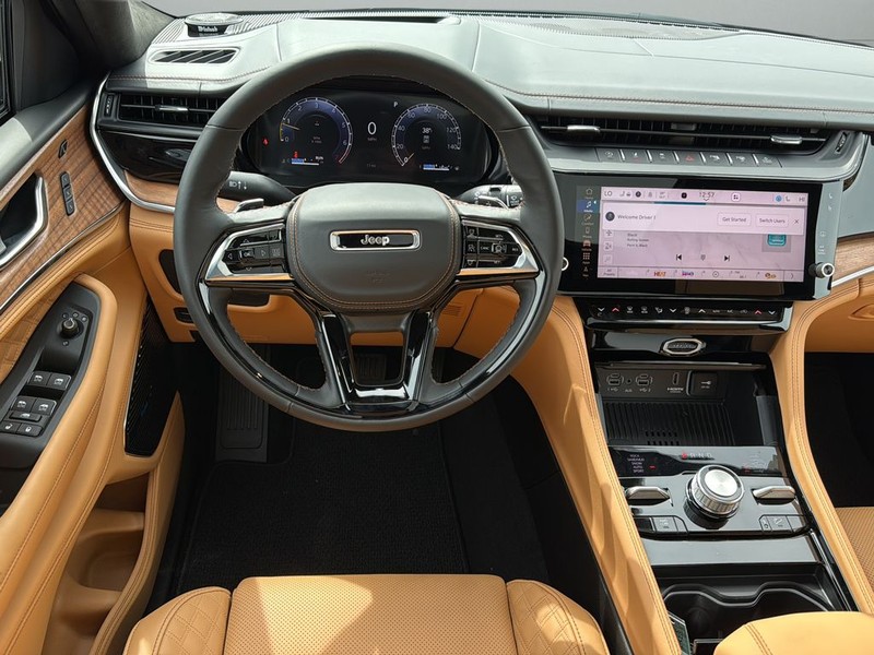 Jeep Grand Cherokee Vehicle Full-screen Gallery Image 12