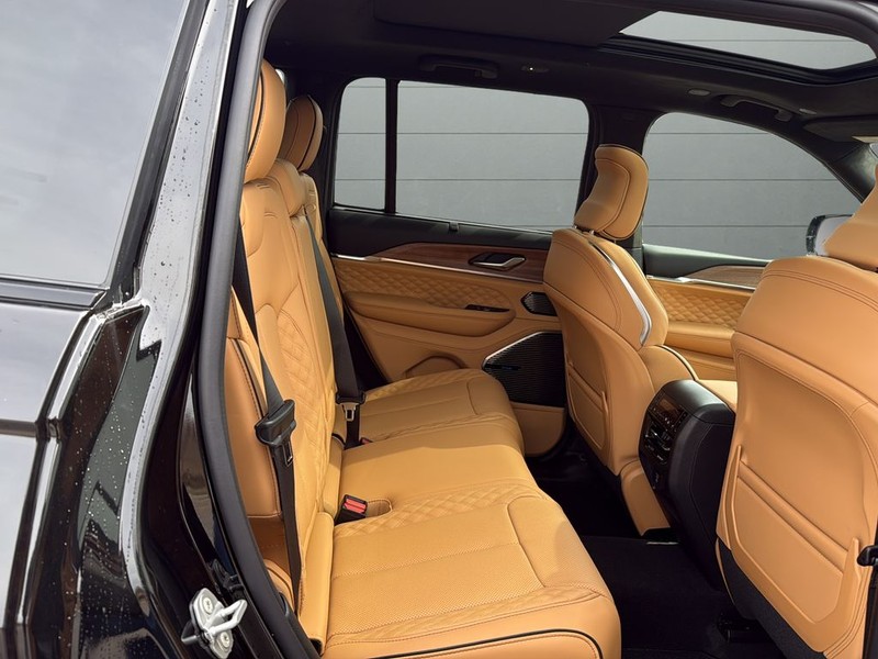 Jeep Grand Cherokee Vehicle Full-screen Gallery Image 14