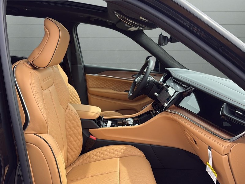 Jeep Grand Cherokee Vehicle Full-screen Gallery Image 15