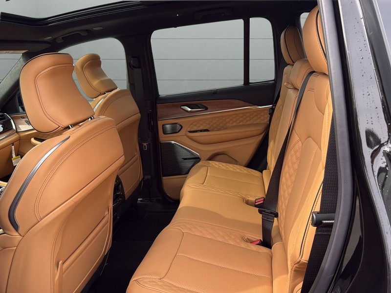 Jeep Grand Cherokee Vehicle Full-screen Gallery Image 17