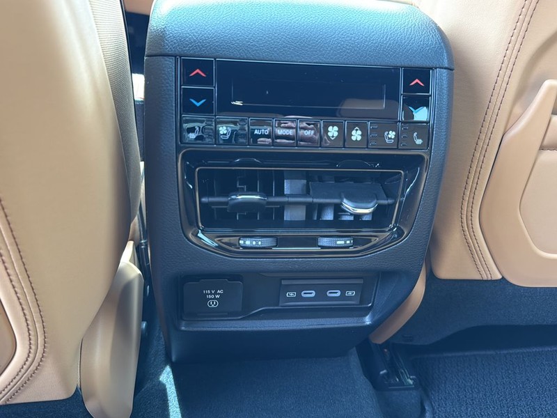 Jeep Grand Cherokee Vehicle Full-screen Gallery Image 18