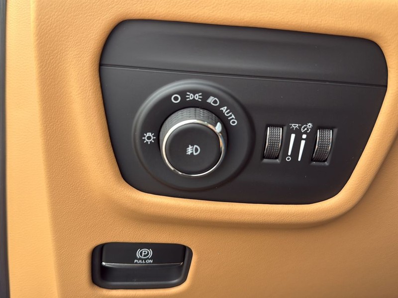 Jeep Grand Cherokee Vehicle Full-screen Gallery Image 19