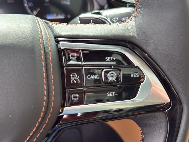 Jeep Grand Cherokee Vehicle Full-screen Gallery Image 20