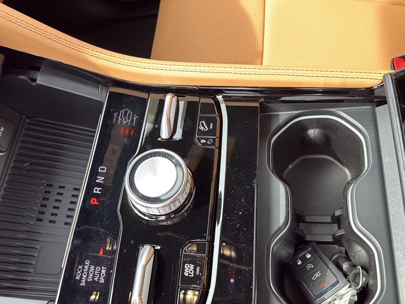 Jeep Grand Cherokee Vehicle Full-screen Gallery Image 22