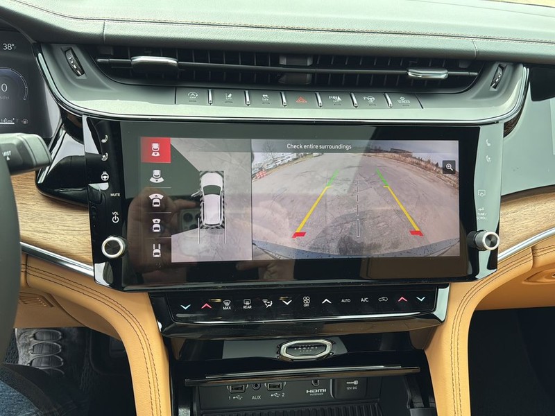 Jeep Grand Cherokee Vehicle Full-screen Gallery Image 24