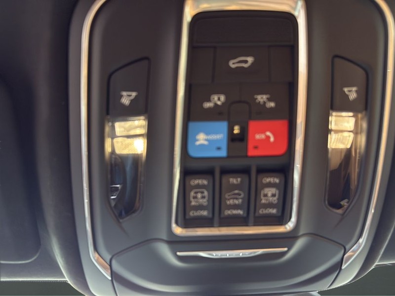 Jeep Grand Cherokee Vehicle Full-screen Gallery Image 25