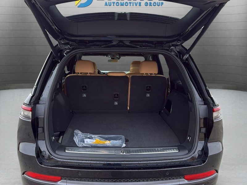 Jeep Grand Cherokee Vehicle Full-screen Gallery Image 26