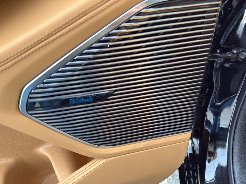 Jeep Grand Cherokee Vehicle Full-screen Gallery Image 27