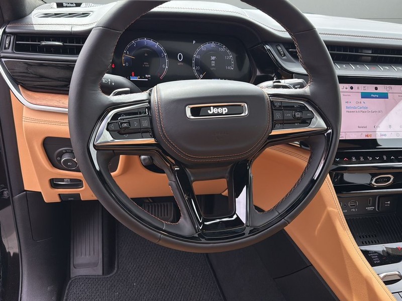 Jeep Grand Cherokee Vehicle Full-screen Gallery Image 29