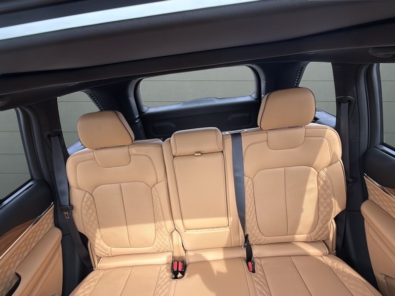 Jeep Grand Cherokee Vehicle Full-screen Gallery Image 30