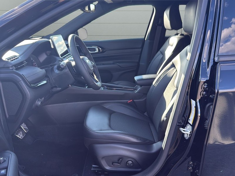 Jeep Compass Vehicle Full-screen Gallery Image 10